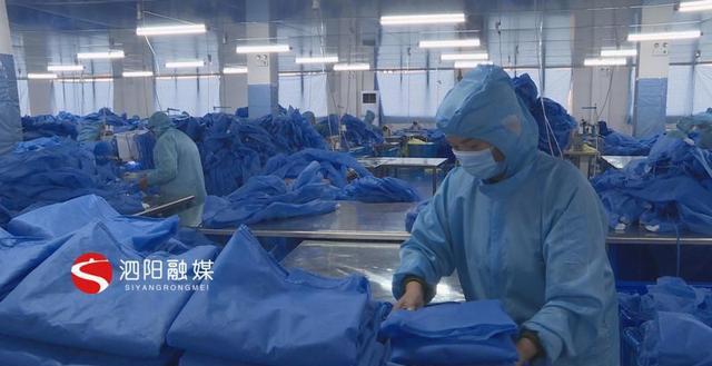 开元体育铭泰医疗用品：日产2万件防护服隔离衣保障防控物资供给(图2)